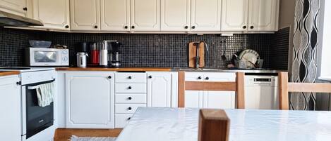 Kjøleskap, mikrobølgeovn, ovn og kokeplater