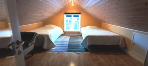 3 bedrooms, free WiFi - Stay central & close to the sea in Henån | SE09155 (Henån)