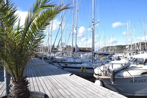 Stay central & close to the sea in Henån | SE09155