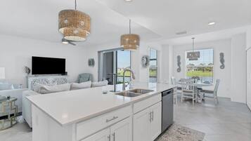 Condo, 2 phòng ngủ | Nội thất