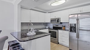 Condo, 2 phòng ngủ | Bếp riêng | Tủ lạnh, lò nướng, dụng cụ pha cà phê/trà, lò nướng bánh mì 
