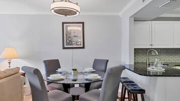 Condo, 2 Bedrooms | Dining