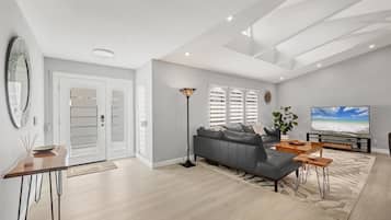 Casa, 3 quartos | Área de estar | Smart TV