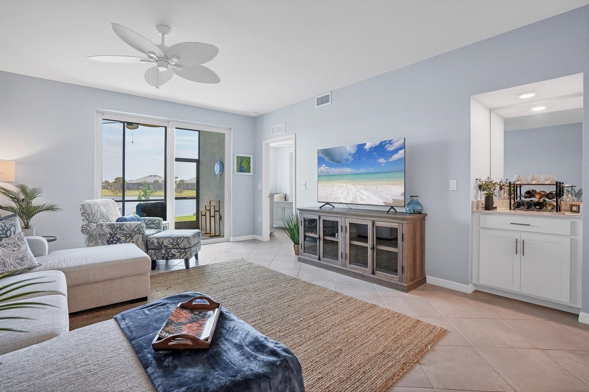 Condo, 2 habitaciones | Área de sala de estar | Smart TV 