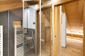 Suihku, hiustenkuivaaja, pyyhkeet