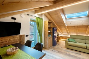 TV - Mansarda Rin Da Gen Apartment with Mountain View, Balcony and Wi-Fi (Livigno)