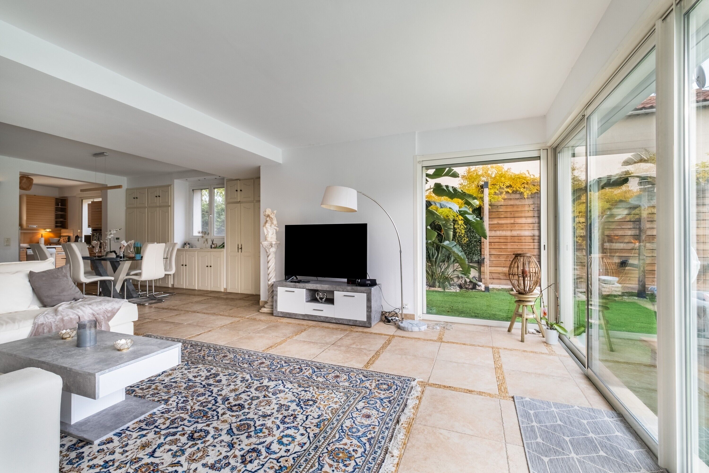 Télévision, table de tennis de table