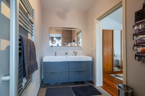 淋浴设施、吹风机、毛巾