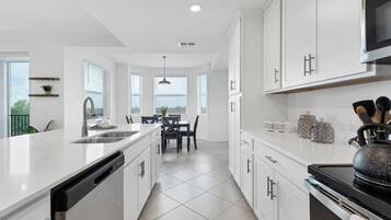 Condo, 2 phòng ngủ | Bếp riêng | Tủ lạnh, lò nướng, dụng cụ pha cà phê/trà, lò nướng bánh mì