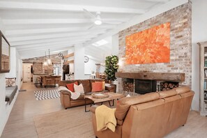 Una televisión, una chimenea