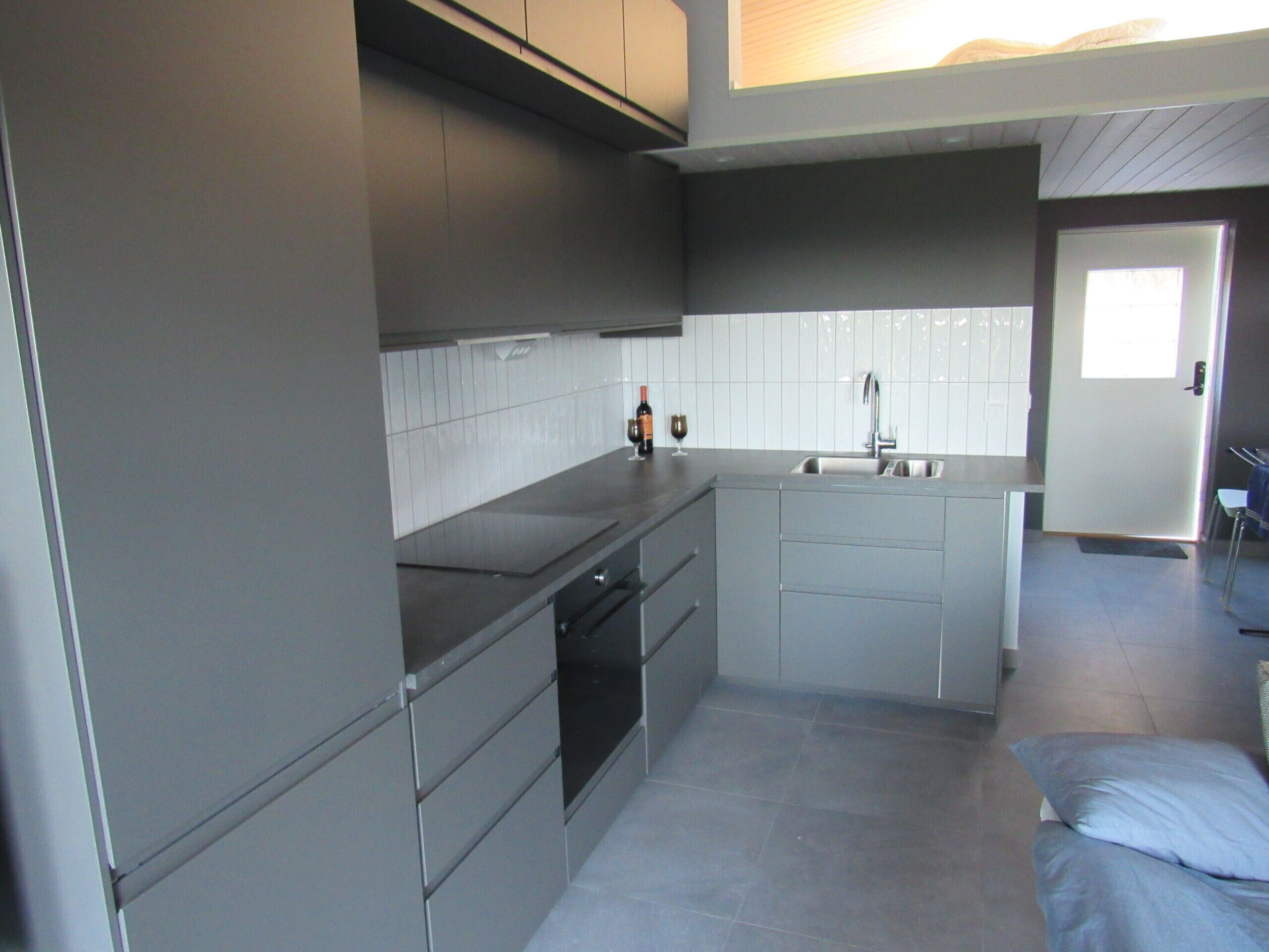 Een koelkast, een oven, een kookplaat, een vaatwasser