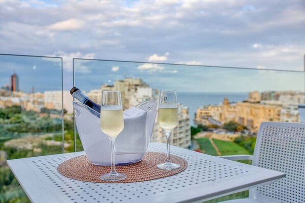 Outdoor dining - Balluta View Mansions — Rare Valley & Bay Views (St. Julian`s)