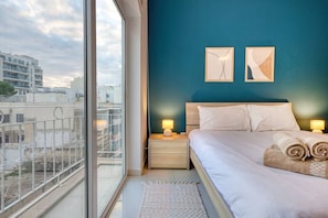 3 bedrooms, desk, iron/ironing board, travel cot - Balluta View Mansions — Rare Valley & Bay Views (St. Julian`s)