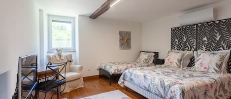 Tabla de planchar con plancha, wifi y ropa de cama