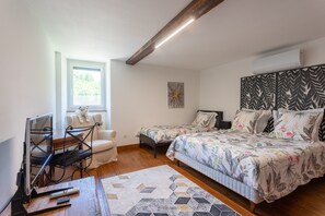 Tabla de planchar con plancha, wifi y ropa de cama 