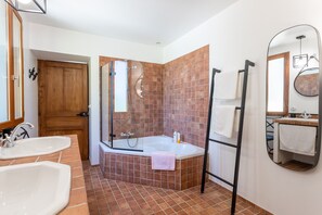 Douche, sèche-cheveux, serviettes fournies