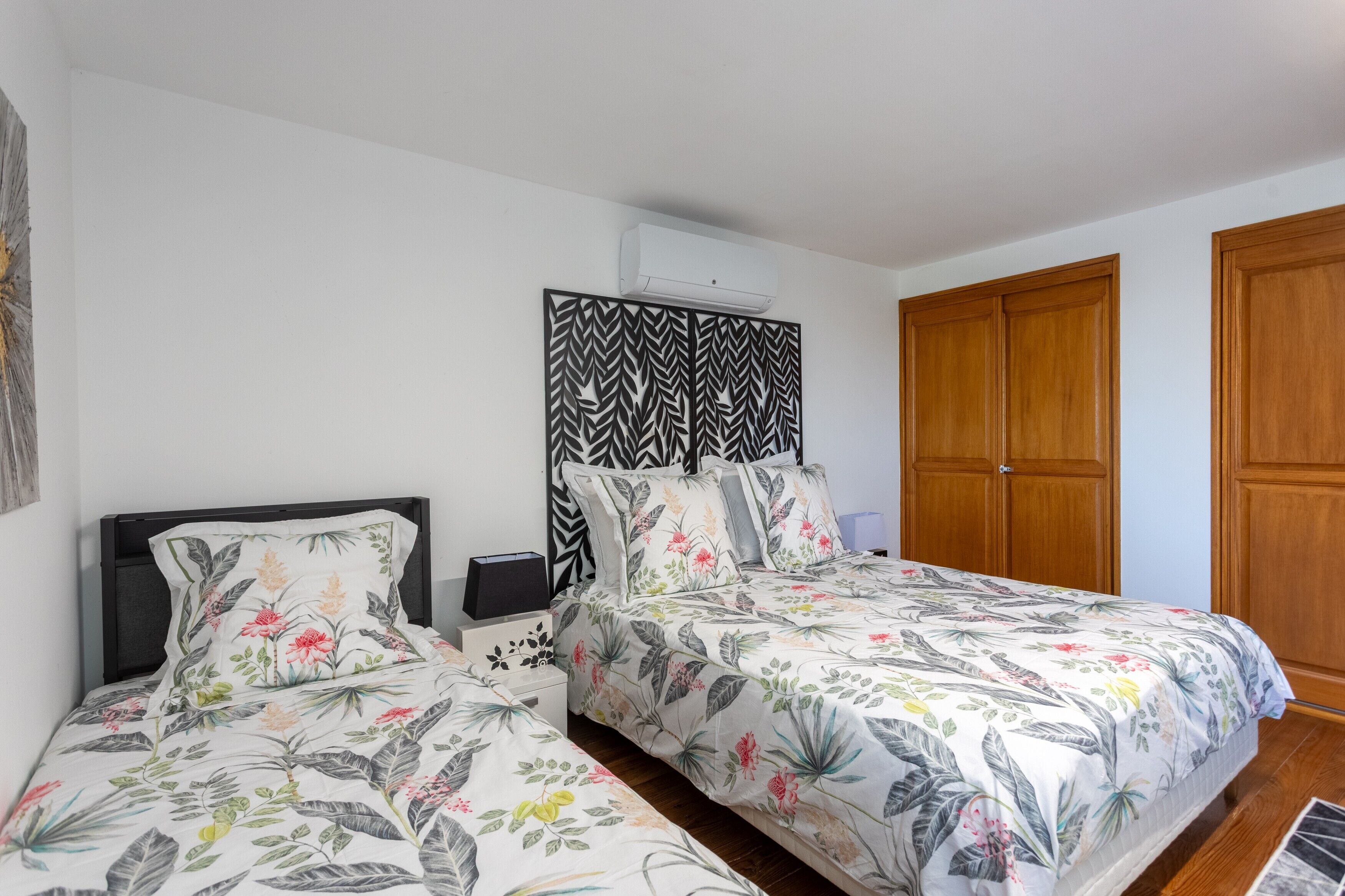 Tabla de planchar con plancha, wifi y ropa de cama 
