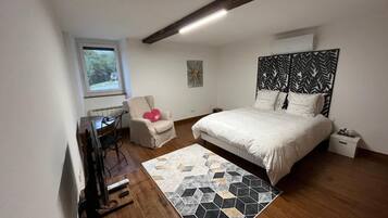 Iron/ironing board, WiFi, bed sheets