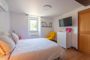 Een strijkplank/strijkijzer, wifi, beddengoed