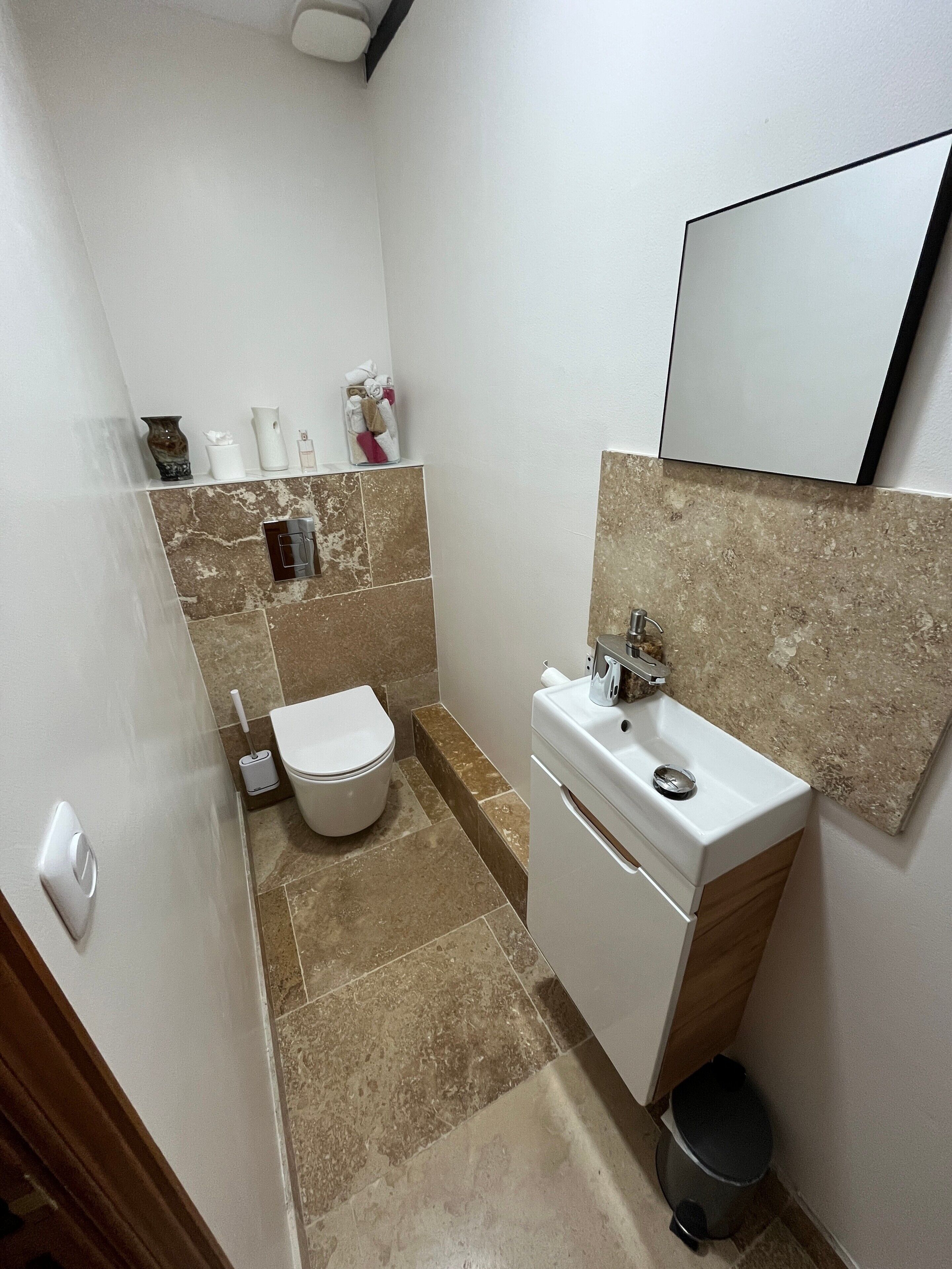 Douche, sèche-cheveux, serviettes fournies