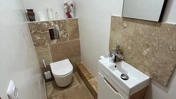 Douche, sèche-cheveux, serviettes fournies