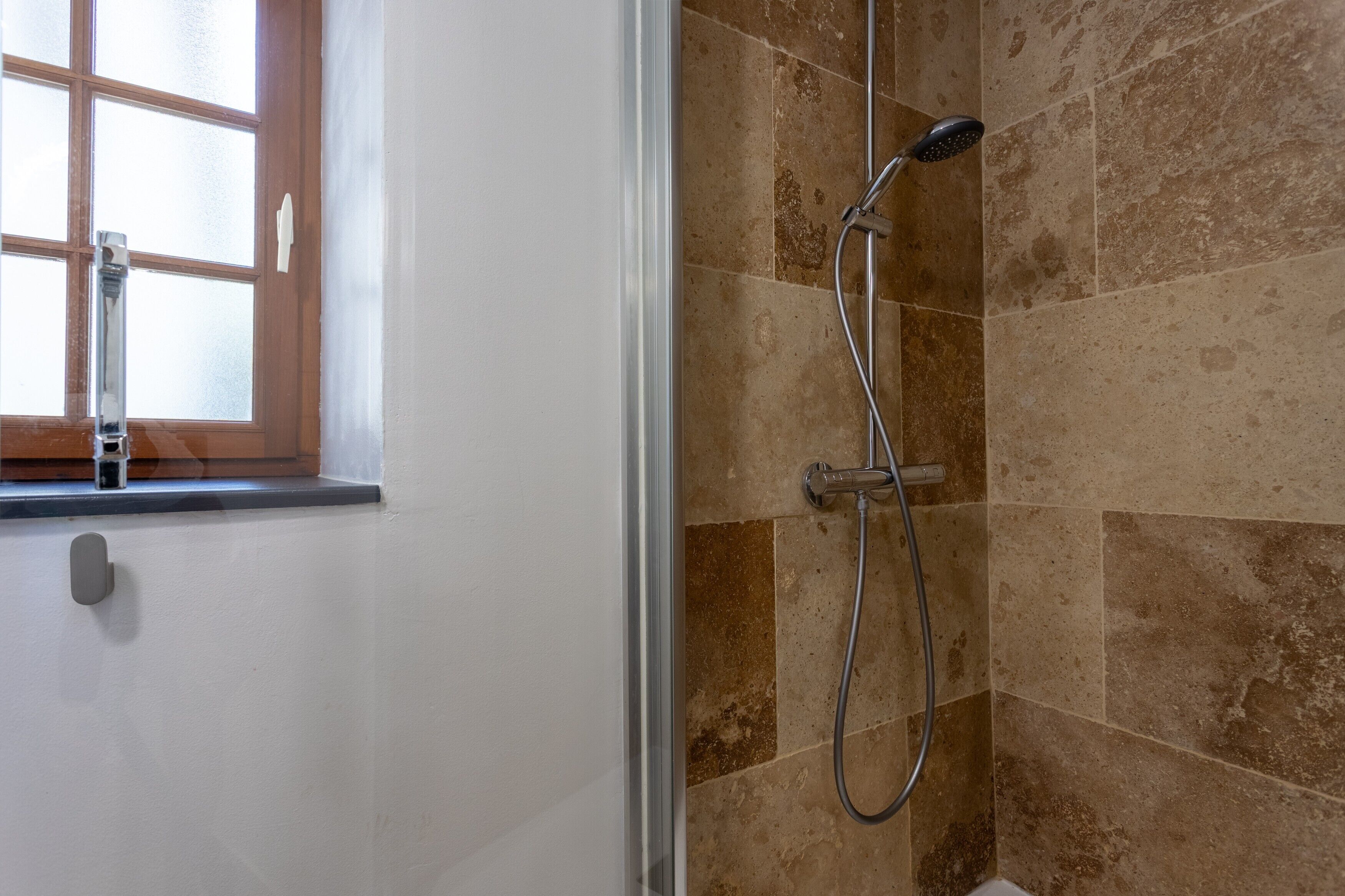 Douche, sèche-cheveux, serviettes fournies