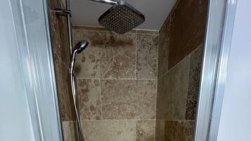 Douche, sèche-cheveux, serviettes fournies