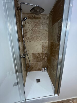 Ducha, secador de pelo, toallas