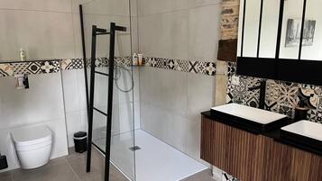 Dusche, Haartrockner, HandtĂŒcher