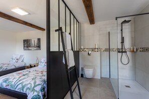 1 habitación, tabla de planchar con plancha, wifi y ropa de cama