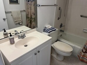 Bathroom - Vantage Pointe 138 - Condo Across The Street In Daytona Beach 1 Bedroom Condo (Daytona Beach)