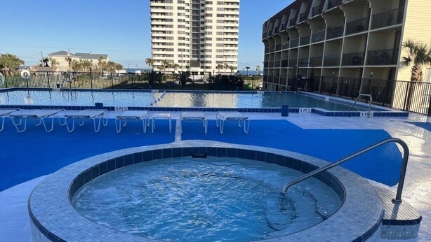 A swimming pool with a hot tub, a 5ft depth marker, and a 4ft depth marker. - Vantage Pointe #222 1 Bedroom Condo (Daytona Beach)