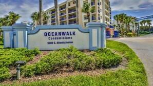 Señal de Oceanwalk Condominiums en la Avenida Atlántico Sur, 5300.