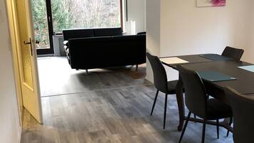 Apartment, Balkon, Gartenblick | Wohnzimmer | 55-Zoll-Smart-TV mit Satellitenempfang