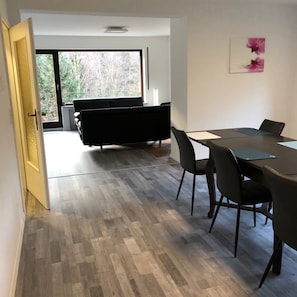 Lägenhet - balkong - utsikt mot trädgården | Vardagsrum | 55-tums smart-tv med satellitkanaler