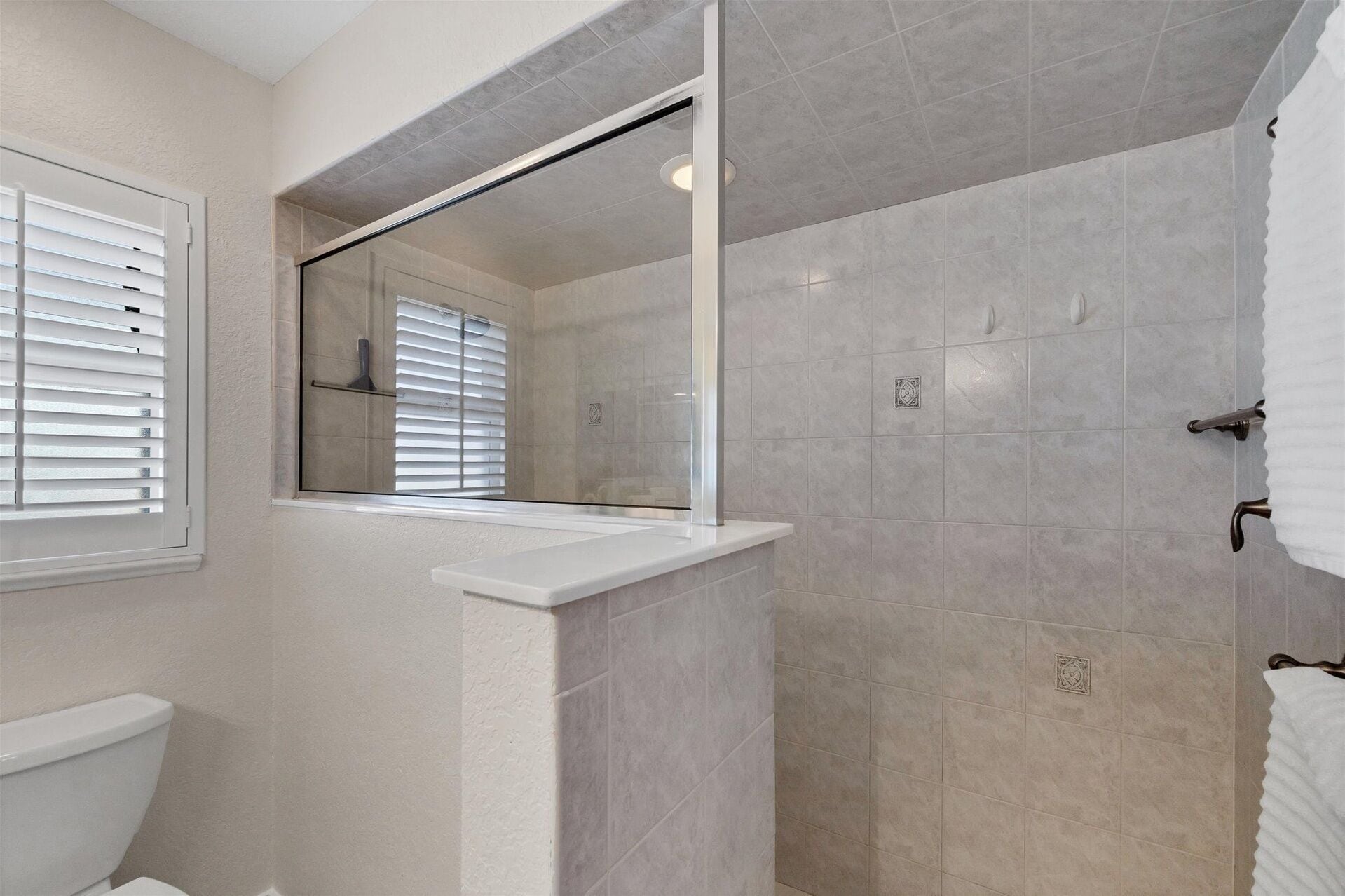Une salle de bain avec une douche, des toilettes et un lavabo.