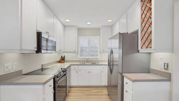 House, 2 Bedrooms | Private kitchen | Fridge, oven, coffee/tea maker, toaster