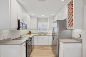 House, 2 Bedrooms | Private kitchen | Fridge, oven, coffee/tea maker, toaster - Ga1975 2 Bedroom Home (Englewood)