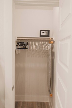 Interior - Prime ACL Spot | King Bed | EV Port | 663Mbps Wifi (Austin)