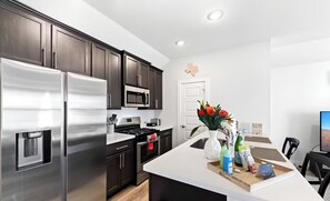 冷蔵庫、電子レンジ、オーブン、コンロ