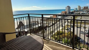 Un balcón con vista a la playa y al paisaje urbano.