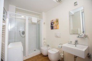 Shower, hair dryer, bidet, towels - Ponte Vecchio Residence - Comfort & Style in Florence Center (Firenze)