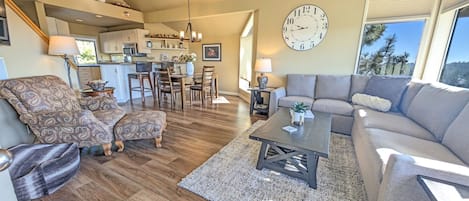 Condo, 3 Bedrooms | Living area