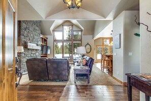 House, 4 Bedrooms | Living area - 56540 Sunstone Loop 4 Bedroom Home (Bend)