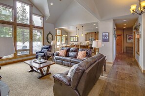 House, 4 Bedrooms | Living area - 56540 Sunstone Loop 4 Bedroom Home (Bend)