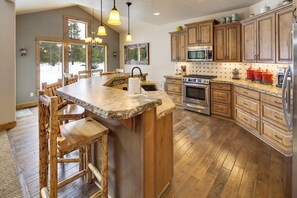 House, 4 Bedrooms | Private kitchen - 56540 Sunstone Loop 4 Bedroom Home (Bend)
