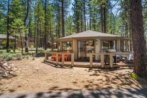 House, 2 Bedrooms | Outdoor dining - Carousel House 2 Bedroom Home (Bend)