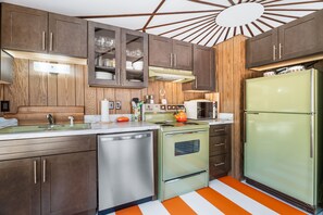 Casa, 2 habitaciones | Cocina privada | Frigorífico, horno y cafetera o tetera