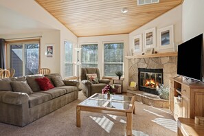 Living area - Fairway Village 8 3 Bedroom Condo (Bend)
