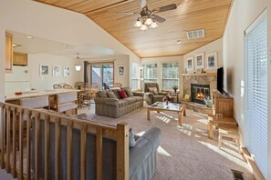 Living area - Fairway Village 8 3 Bedroom Condo (Bend)